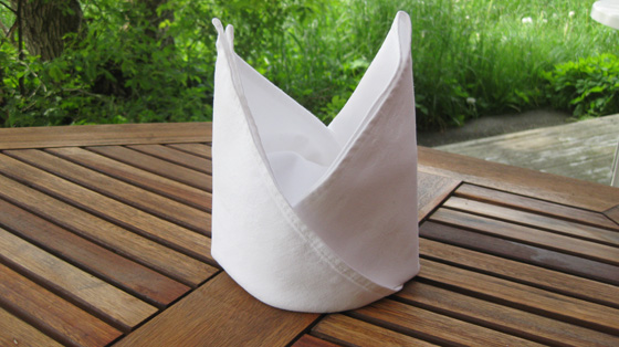 Hvid serviet i damask - foldet til Bispehuen