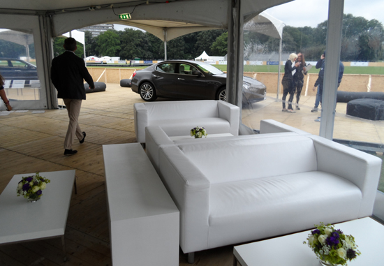 185-0310101 Lounge med hvide møbler-Maserati Lounge 2013