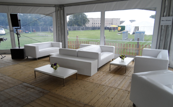 Lounge med hvide møbler - CPH POLO OPEN