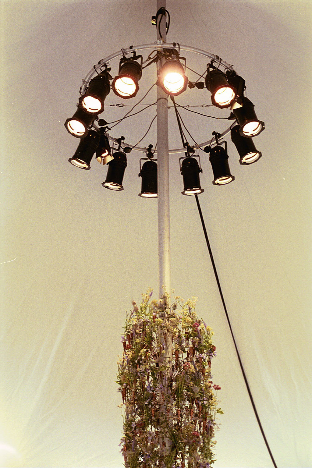 PAR 64 lamper ophængt i Nevada telt