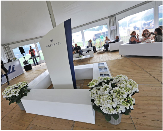 Lounge med hvide møbler - CPH POLO OPEN